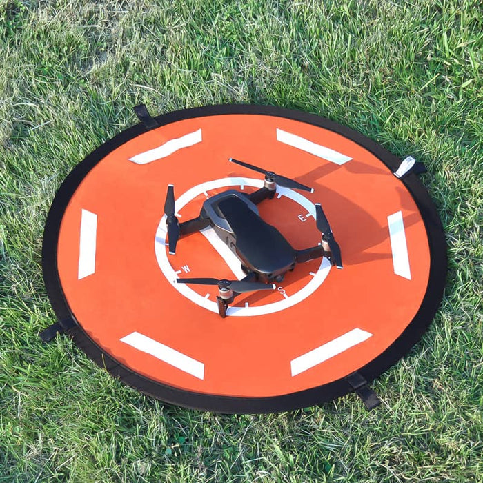 Helipad in gras met drone