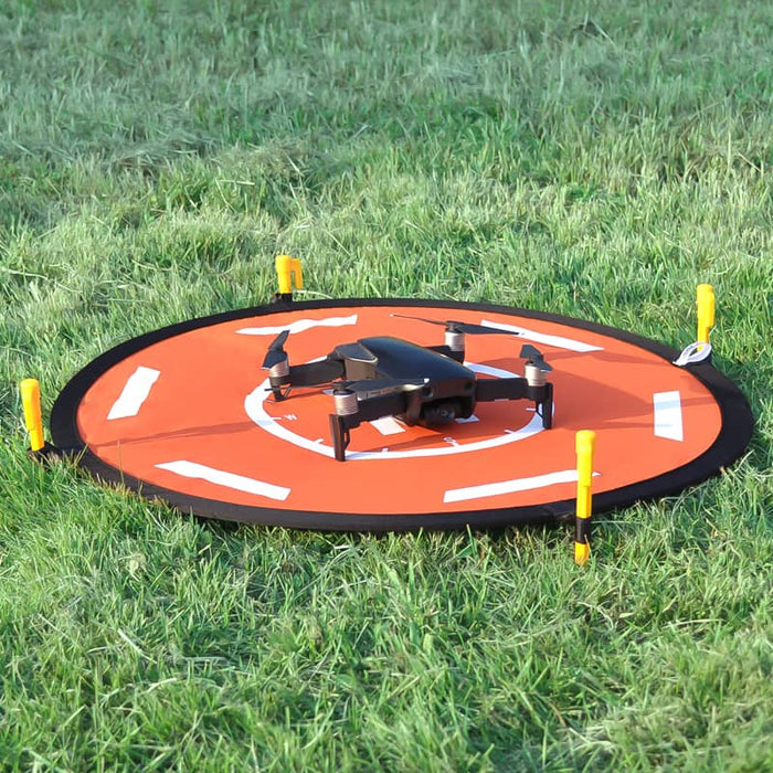 Helipad met drone in gras