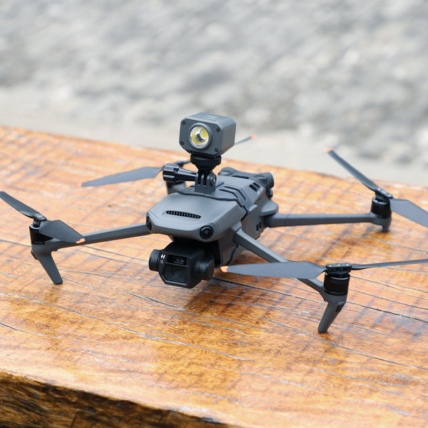 Houder met droneverlichting op drone